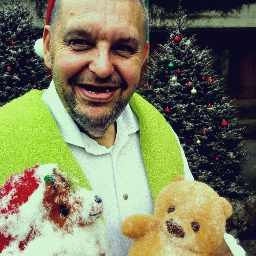 Krzysztof Kononowicz w autentycznej scenie z codziennego życia w Uniwersum Szkolna 17, oddającej charakter jego aktywności wideoblogowej.