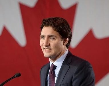 Justin Trudeau w otoczeniu rodziny, ukazujący prywatną stronę życia kanadyjskiego polityka.