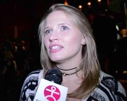 Natalia Rybicka podczas występu tanecznego lub w scenie teatralnej, ukazująca jej pasję i zaangażowanie artystyczne.