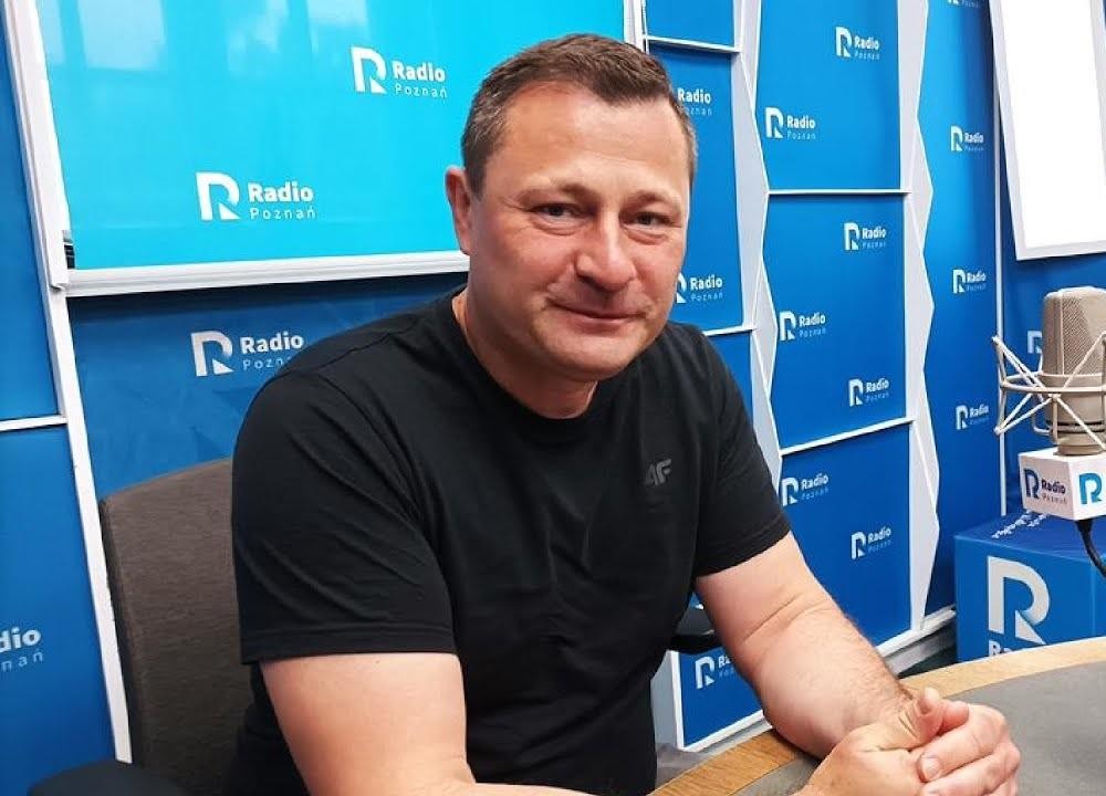 Krzysztof Paszyk w trakcie publicznego wystąpienia lub spotkania, aktywnie zaangażowany w działalność polityczną, symbolizującą jego rolę jako minister lub poseł.