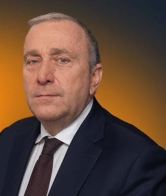 Grzegorz Schetyna podczas wystąpienia publicznego, z widocznym zaangażowaniem.