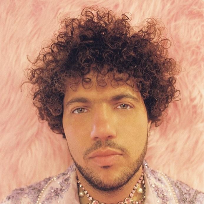 Benny Blanco i Selena Gomez w swobodnej, ciepłej interakcji, ukazującej ich bliski związek.