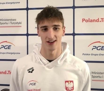 Ksawery Masiuk podczas treningu w basenie w Teksasie, symbolizujący połączenie edukacji i sportu na najwyższym poziomie.