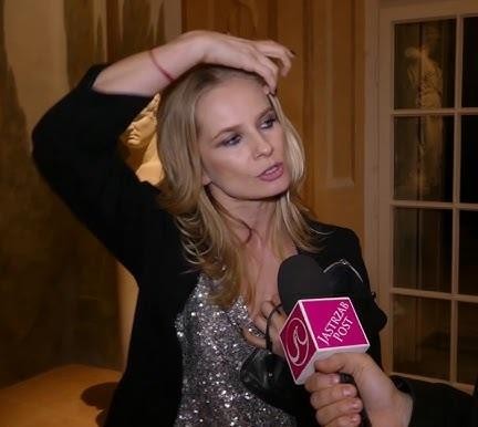 Alt: Magdalena Cielecka w dynamicznej pozie, oddającej jej wszechstronność aktorską, z tłem subtelnie łączącym elementy teatralne i kinowe, podkreślającym jej bogatą karierę.