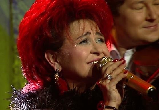 Bernadeta Kowalska w Miasteczku Śląskim, uśmiechnięta, w otoczeniu lokalnej społeczności.