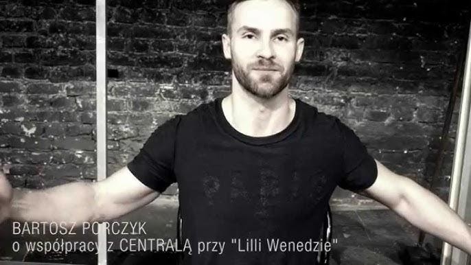 Dynamiczne ujęcie Bartosza Porczyka na scenie teatralnej podczas występu, uchwycone w ruchu lub w mocnej pozie, z dramatycznym oświetleniem i tłem sugerującym scenografię.