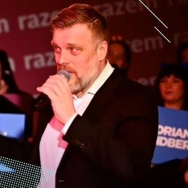 Adrian Zandberg z żoną Barbarą Audycką-Zandberg i dziećmi Olgą i Olafem, ukazujący ciepło i wsparcie rodzinne.