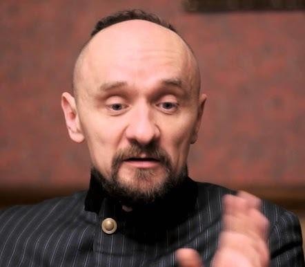 Dynamiczna scena teatralna z inscenizacji Jana Klaty, ukazująca innowacyjność i głębię jego twórczości.