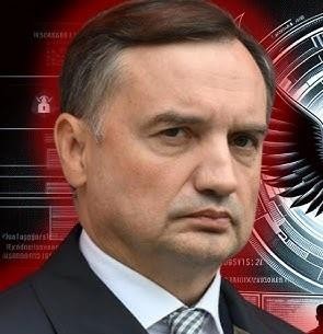 Malowniczy widok Krynicy-Zdroju, miejsca dzieciństwa Zbigniewa Ziobry, ukazujący górski krajobraz i spokojną atmosferę.