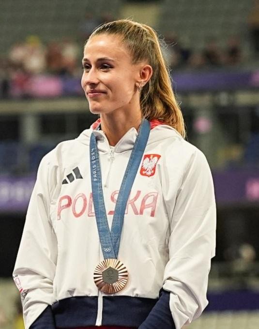 Zbliżenie na twarz Natalii Bukowieckiej podczas biegu, ukazujące jej skupienie i wysiłek.
