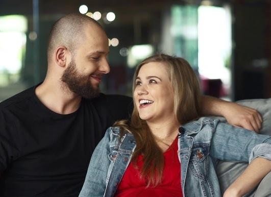 Maciej Pela w zamyśleniu, z subtelnym wyrazem twarzy, odzwierciedlającym osobiste doświadczenia.