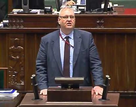 Bogdan Roman Święczkowski podczas wystąpienia publicznego, z dynamiczną postawą, symbolizującą jego bezkompromisowy styl zarządzania i aktywną rolę w wymiarze sprawiedliwości.