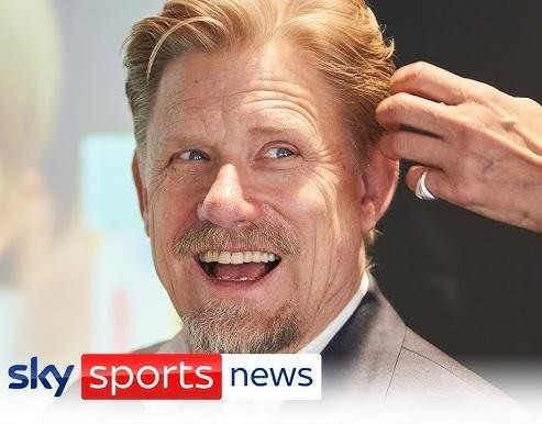 Peter Schmeichel i jego syn Kasper Schmeichel, obaj bramkarze, w koszulkach swoich klubów, symbolizujący piłkarską dynastię.