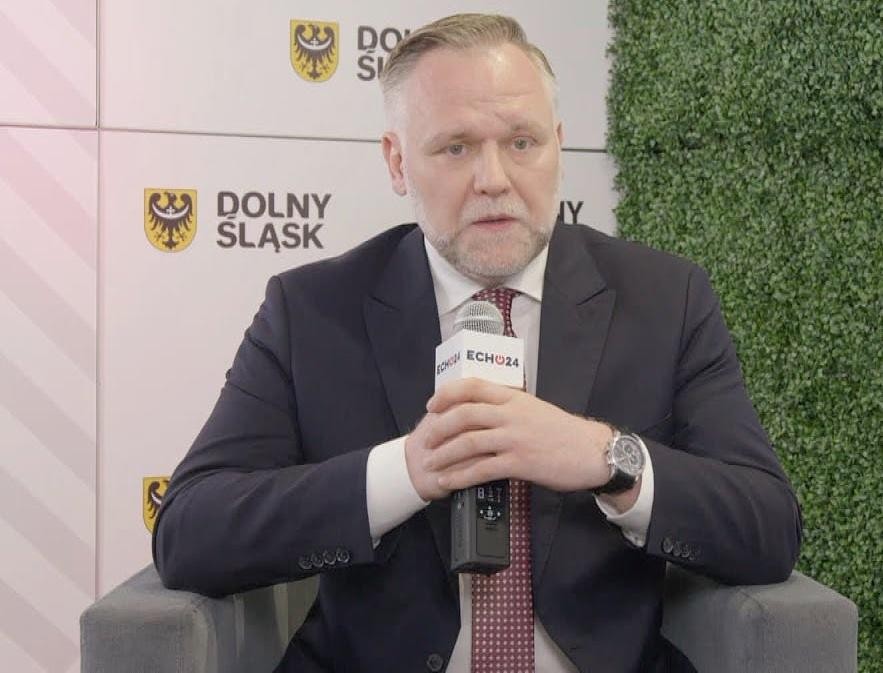 Infografika przedstawiająca kluczowe etapy kariery Dawida Jackiewicza: zastępca prezydenta Wrocławia, poseł na Sejm, minister skarbu państwa oraz działalność w sektorze energetycznym.