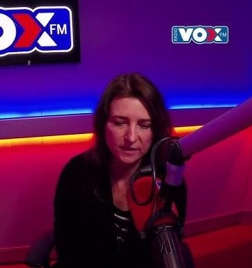 Renata Dąbkowska w swobodnej interakcji z fanami, prezentująca otwartą i przystępną stronę swojej osobowości.