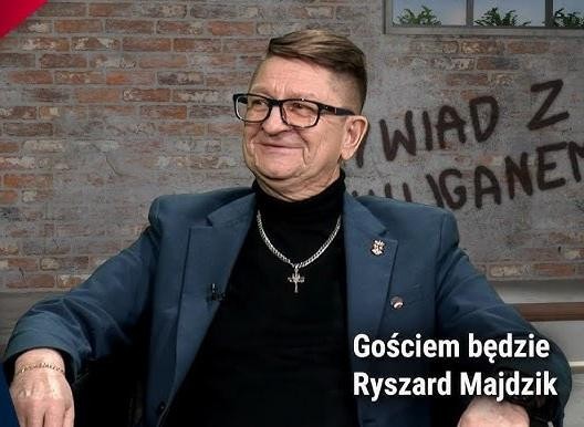 Zbiór starej broni palnej i wyblakłych zdjęć, nawiązujący do kontrowersji związanych z posiadaniem broni przez Ryszarda Majdzika.