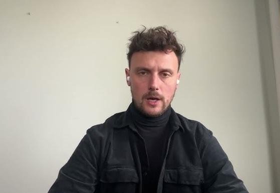Łukasz Grabarczyk z Kasią Moś w ciepłej, prywatnej chwili, ukazujący ich osobistą relację.