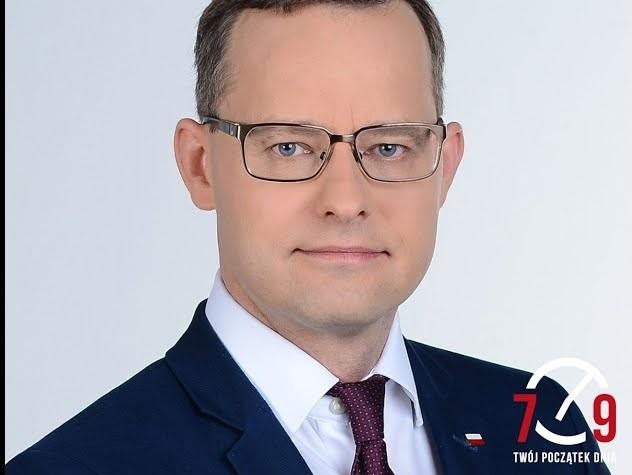 Symboliczne przedstawienie wyzwań prawnych i politycznych Marcina Romanowskiego, z elementami sądownictwa i parlamentu.
