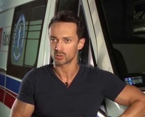 Rafał Cieszyński w swobodnej chwili, być może z rodziną, ukazujący równowagę między życiem zawodowym a prywatnym.