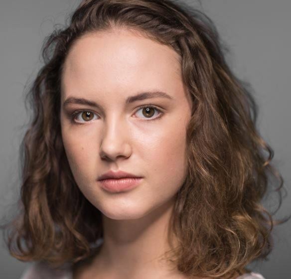 Martyna Byczkowska w scenie z serialu, ukazująca intensywną mimikę i zaangażowanie w rolę.