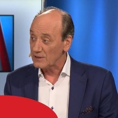 Dariusz Szpakowski w ferworze komentowania meczu, oddający całą pasję do sportu.