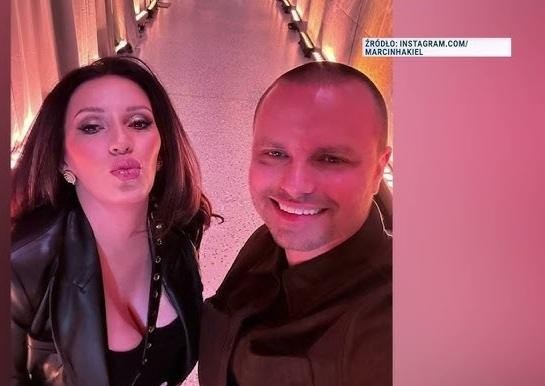 Marcin Hakiel z dziećmi, Adamem i Heleną, w ciepłej, rodzinnej scenerii, ukazujący ich wspólne chwile i bliskie relacje.