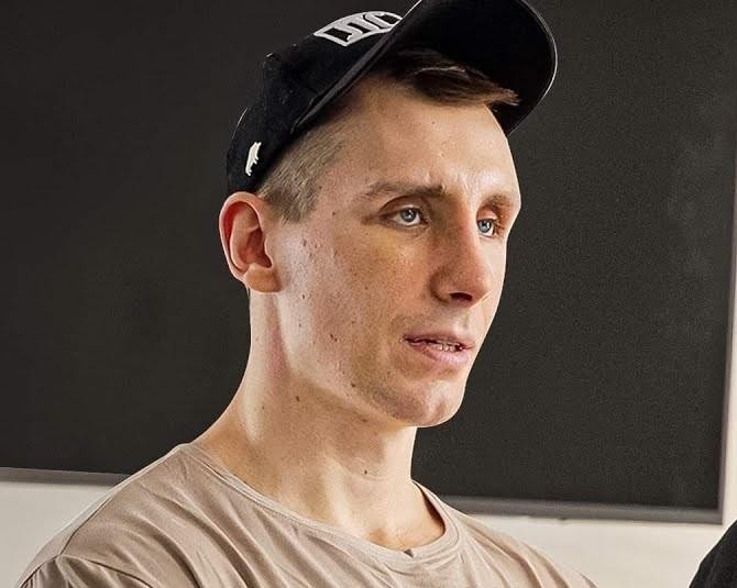 Owca WK (Michał Owczarzak) podczas martwego ciągu, prezentujący siłę i determinację.
