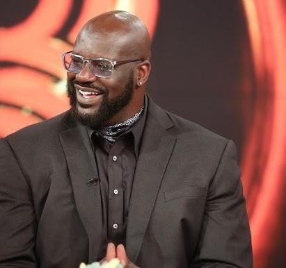 Shaquille O'Neal w roli aktorskiej, z elementami charakteryzującymi jego występy filmowe.