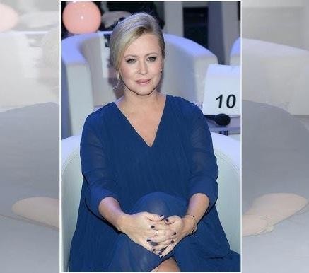 Agnieszka Wagner w naturalnej pozie, w jasnym wnętrzu, z delikatnymi aluzjami do jej zainteresowań.