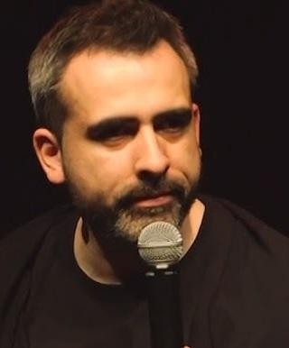 Abelard Giza uśmiechnięty, w swobodnej atmosferze, prawdopodobnie po występie, w interakcji z publicznością.