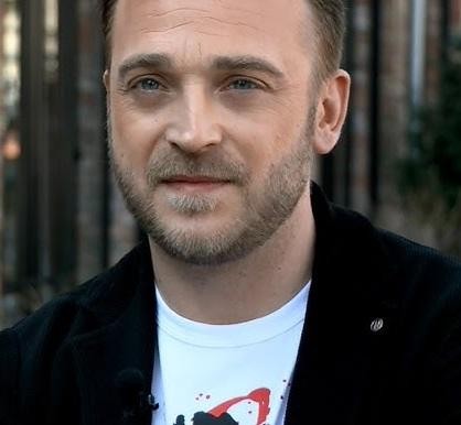 Mateusz Gessler gotujący z pasją w profesjonalnej kuchni, skupiony na tworzeniu dania.