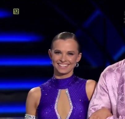 Ola Filipek w dynamicznej pozie, łączącej elementy dziennikarstwa radiowego i tańca, z tłem sugerującym studio i parkiet.