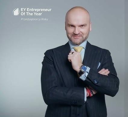 Paczkomaty InPost w miejskim otoczeniu, symbolizujące wygodę i innowacyjność w dostarczaniu przesyłek.