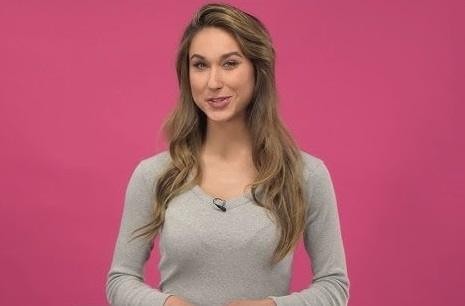 Ida Nowakowska w dynamicznej pozie na tle studia telewizyjnego, symbolizująca jej karierę tancerki i prezenterki.