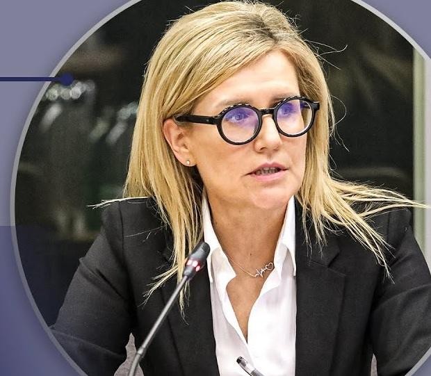 Portret Ewy Wrzosek, polskiej prokurator, z determinowanym wyrazem twarzy, symbolizujący jej siłę i zaangażowanie w obronę praworządności.