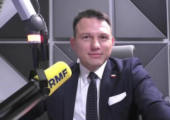 Sławomir Mentzen podczas publicznego wystąpienia, otoczony zwolennikami, symbolizujący jego popularność i wpływ w mediach społecznościowych.