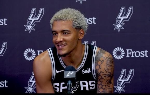 Jeremy Sochan podczas meczu NBA, w akcji na boisku, reprezentujący San Antonio Spurs.