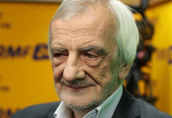 Ryszard Terlecki podczas wystąpienia publicznego w Sejmie, symbolizujący jego aktywną rolę w polskiej polityce.