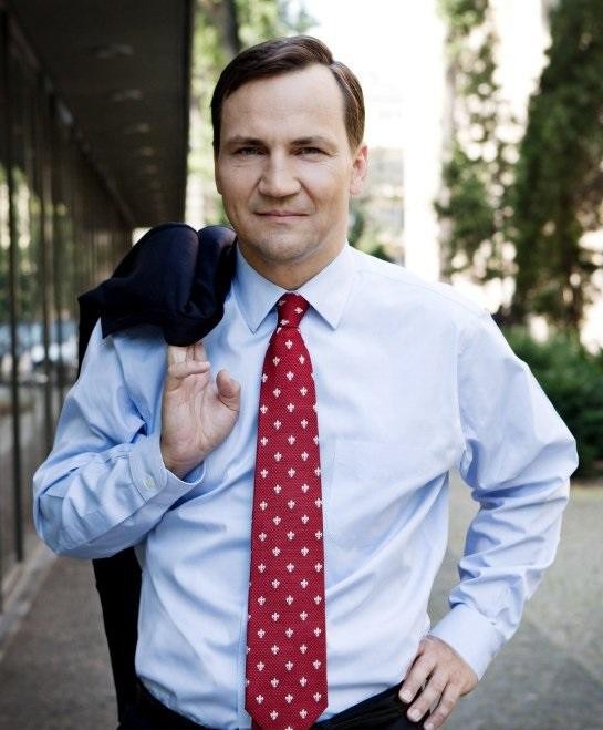 Radosław Sikorski jako reporter wojenny, z determinacją dokumentujący wydarzenia w strefie konfliktu.