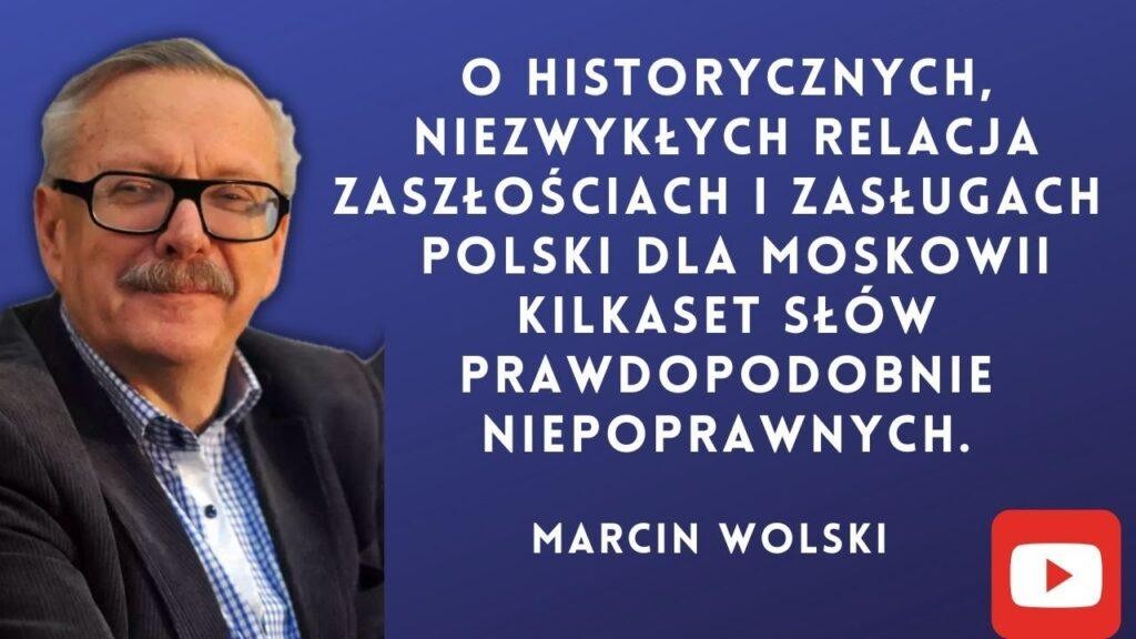 Grafika przedstawiająca symbolicznie karierę Marcina Wolskiego, z elementami nawiązującymi do radia, pisarstwa i satyry.