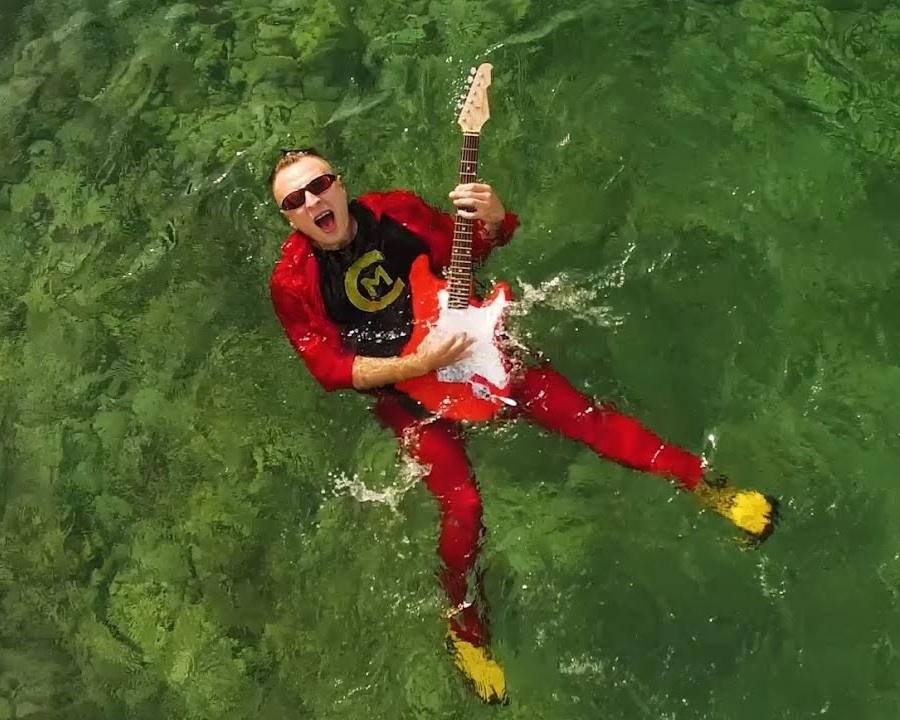Czadoman (Paweł Dudek) w swobodnej sytuacji, np. podczas interakcji z fanami lub przygotowań do występu, ukazujący jego autentyczność poza sceną.