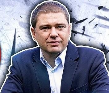 Graficzna reprezentacja kariery Piotra Szumlewicza, zawierająca elementy symbolizujące dziennikarstwo, publicystykę, działalność związkową i autorstwo książek.