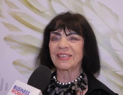 Sława Przybylska podczas występu scenicznego w latach 50. XX wieku, uchwycona w charakterystycznym dla niej stylu interpretacji ballad.