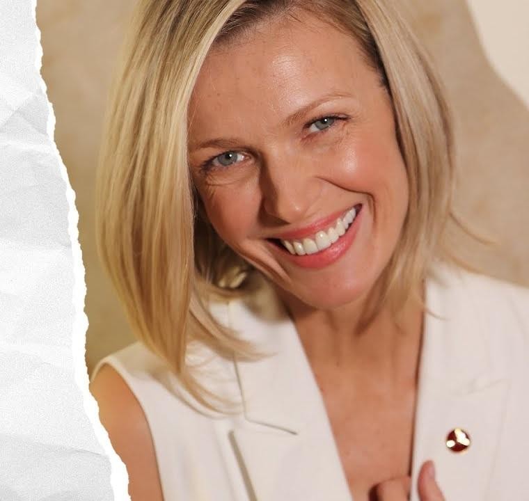 Magda Mołek podczas prowadzenia programu telewizyjnego, pełna charyzmy i profesjonalizmu, w nowoczesnym studiu.