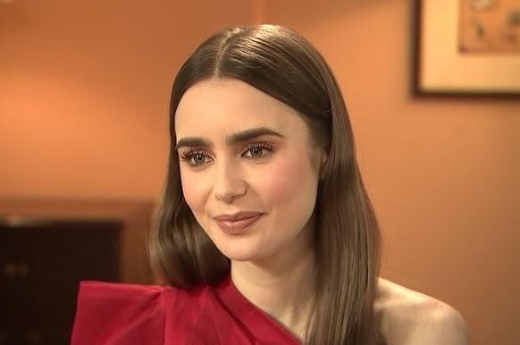 Lily Collins na planie filmowym, w dynamicznej pozie, ukazująca energię pracy aktorskiej.