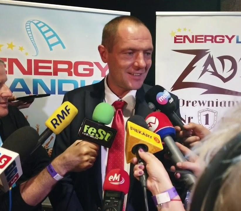 Agata Goczał, żona Marka Goczała, z ciepłym i kompetentnym wyrazem twarzy, symbolizująca jej rolę w zarządzaniu Energylandia i wsparciu rodziny.