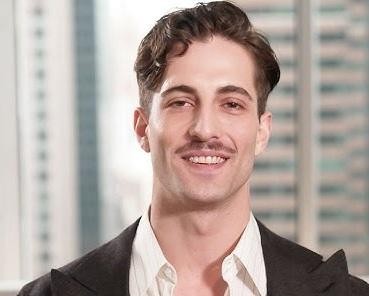 Damiano David w modowej sesji zdjęciowej, odważnie pozujący do obiektywu, prezentując swój rockowy i glamour styl.
