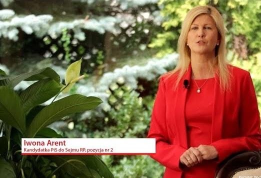 Iwona Arent uśmiechnięta, w swobodniejszym, ale eleganckim stroju, w biurze.