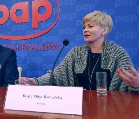Portret Beaty Olgi Kowalskiej, polskiej aktorki, z ciepłym i angażującym wyrazem twarzy.