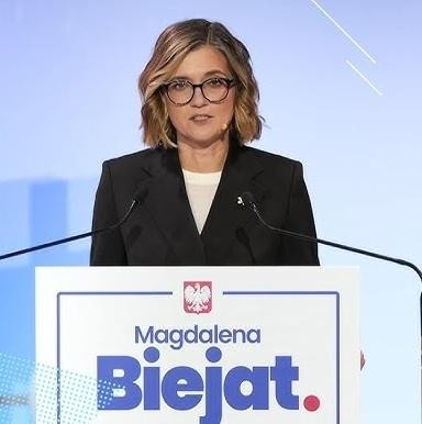 Magdalena Biejat podczas spotkania publicznego lub przemówienia, symbolizująca jej zaangażowanie społeczne.